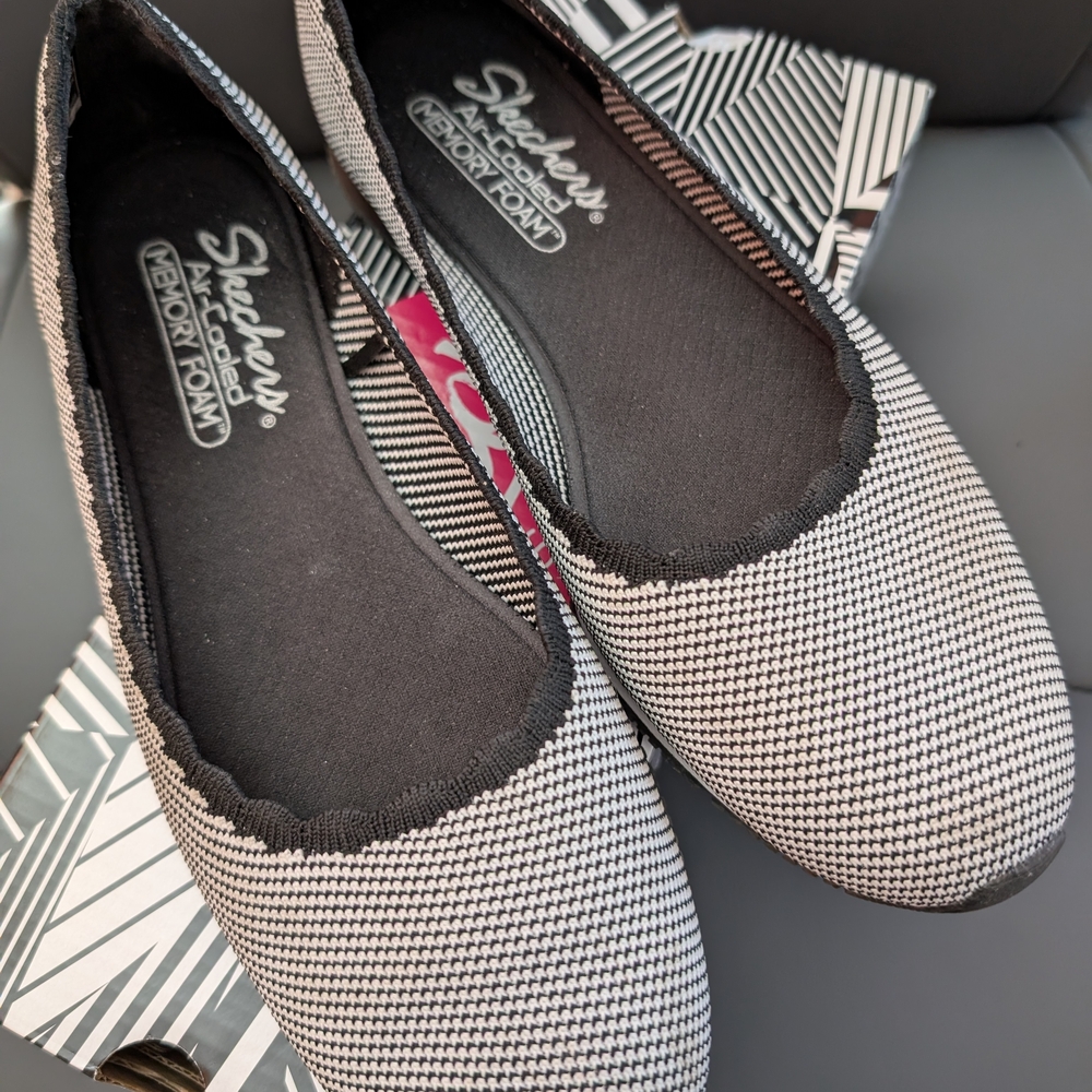 Skechers Cleo Women's Black and White Flats,Memory Foam,Size 7.5, EUC